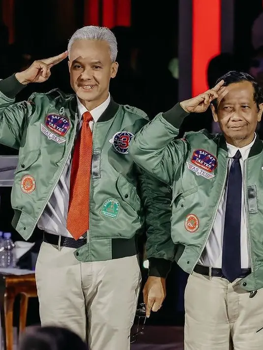 Serta dipadukan dengan kemeja putih dan dasi. Ganjar mengenakan dasi warna merah dan Mahfud MD mengenakan dasi hitam. [@ganjar_pranowo]