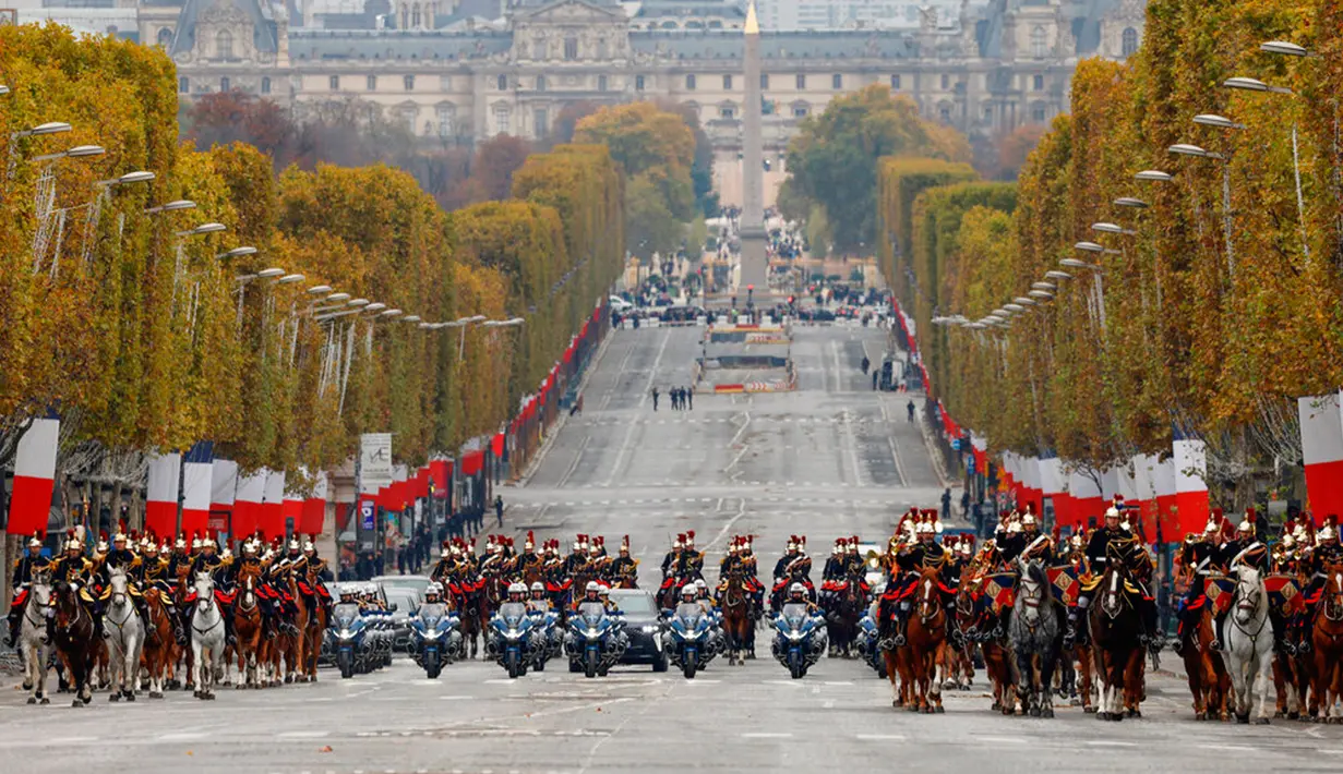 Pengawal Republik menyusuri Jalan Champs-Elysees saat peringatan 104 tahun Gencatan Senjata 11 November 1918 yang mengakhiri Perang Dunia I di Paris, Prancis, 11 November 2022. (Ludovic Marin, Pool via AP)