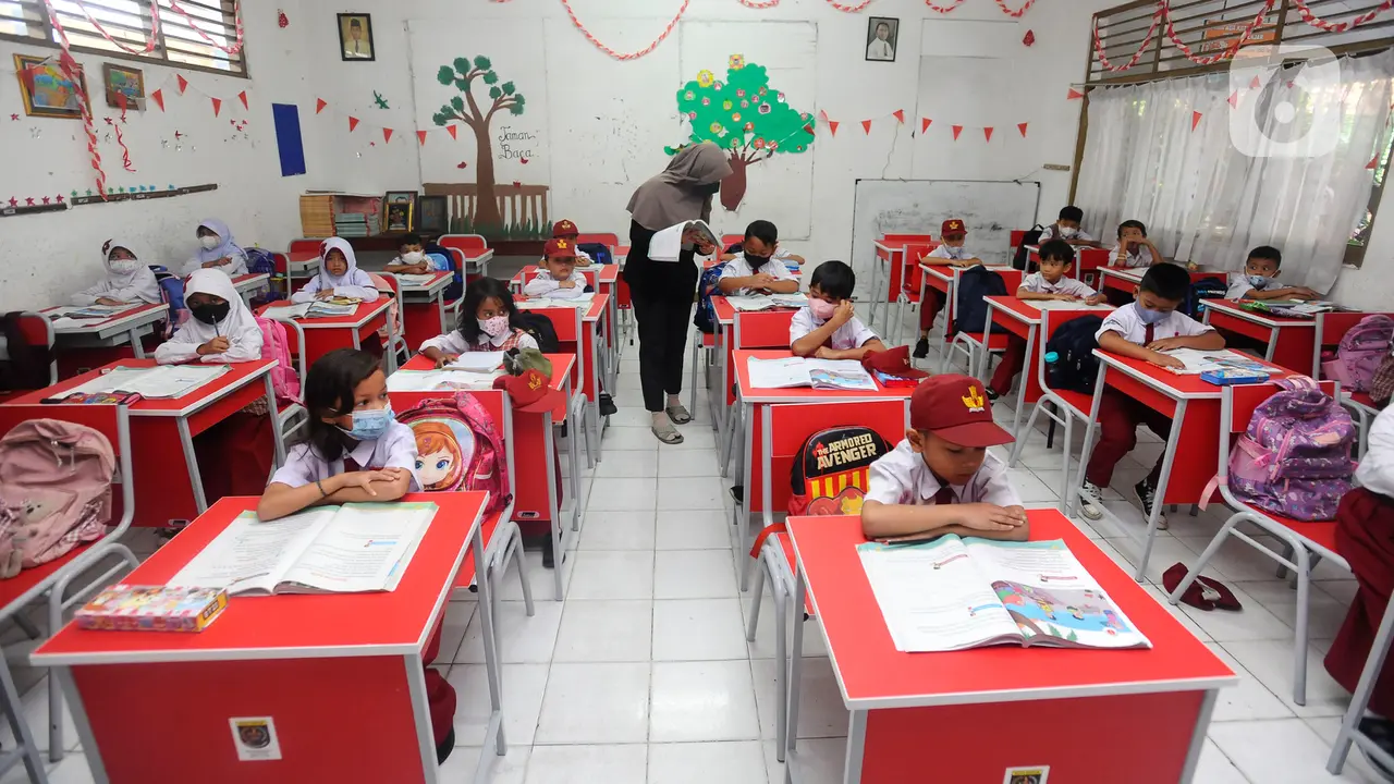 Tanpa Guru, Pembelajaran SDN Pondok Cina 1 Belajar Dibimbing Orang Tua Siswa