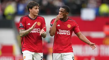 Pemain Manchester United Victor Lindelof (kiri) dan Anthony Martial meninggalkan lapangan setelah pertandingan sepak bola Liga Inggris antara Manchester United melawan Brighton di Stadion Old Trafford, Manchester, Inggris, Sabtu (16/9/2023). Brighton menang 3-1. (AP Photo/Dave Thompson)