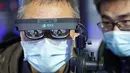 Seorang pria mencoba kacamata VR dalam pameran teknologi dan produk baru pada Konferensi Fiksi Ilmiah China 2020 di Beijing, China, 1 November 2020. Konferensi Fiksi Ilmiah China kelima dibuka pada Minggu (1/11) di Beijing. (Xinhua/Ju Huanzong)