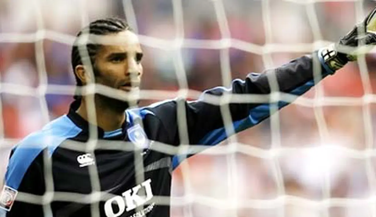 Portsmouth's English Goalkeeper David James shouts instructions during the FA Community Shield against Manchester United at Wembley Stadium, London on August 10, 2008. AFP PHOTO/Glyn Kirk