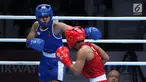 Petinju putri Indonesia, Huswatun Hasanah (kaus biru) melempaskan pukulan ke arah Sudaporn Seesondee (Thailand) pada semifinal kelas ringan 60kg putri Asian Games 2018 di JIEXPO Kemayoran, Jumat (31/8). Huswatun kalah. (Liputan6.com/Helmi Fithriansyah)