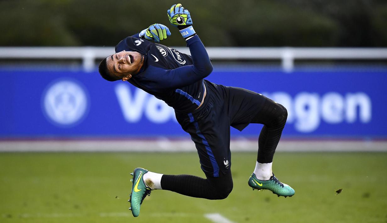 Aksi Alphonse Areola saat berlatih jelang melawan Bulgaria pada kualifikasi Piala Dunia 2018 di di Clairefontaine-en-Yvelines dekat Paris, (4/10/2016). (AFP/Franck Fife)