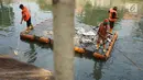 Petugas membersihkan sampah plastik yang mengapung di aliran anak Sungai Ciliwung, Pasar Baru, Jakarta, Selasa (6/8/2019). Perilaku buruk sebagian masyarakat yang membuang sampah sembarangan menyebabkan petugas harus membersihkan sungai setiap hari. (Liputan6.com/Immanuel Antonius)