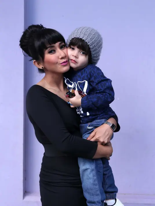 Pernikahan Cut Memey dengan Paul dikarunia buah hati laki-laki tampan bernama Nathan. (Nurwahyunan/Bintang.com)