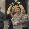 Kapolri Jenderal Listyo Sigit Prabowo bersama Direktur Utama Pengganti Antarwaktu (PAW) LPP TVRI, Tubagus Fiki Chikara Satari, di Mabes Polri, Jakarta. (Liputan6/Ady Anugrahadi)