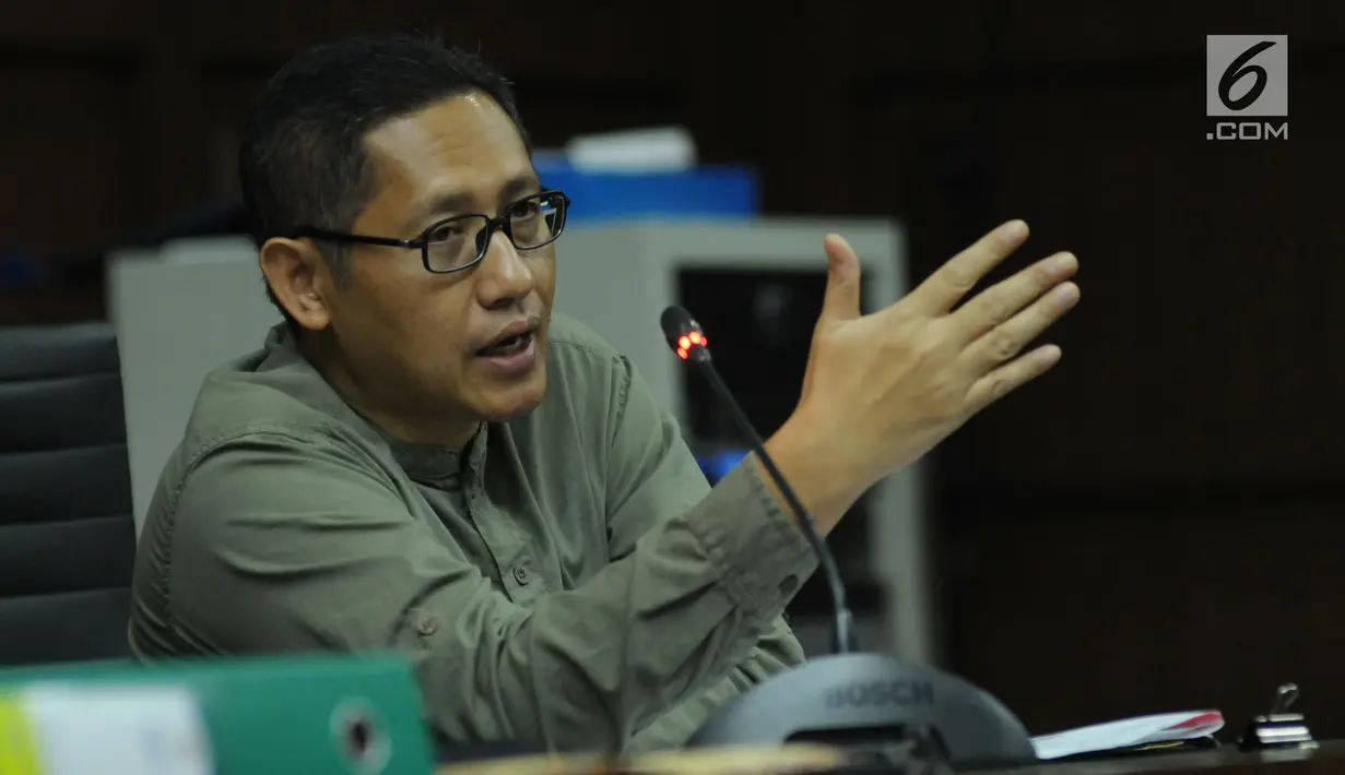 Anas Urbaningrum saat mengikuti sidang lanjutan pengajuan PK kasus korupsi dan pencucian uang proyek P3SON Hambalang di Pengadilan Tipikor, Jakarta, Jumat (8/6). Sidang mendengar keterangan saksi. (Liputan6.com/Helmi Fithriansyah)