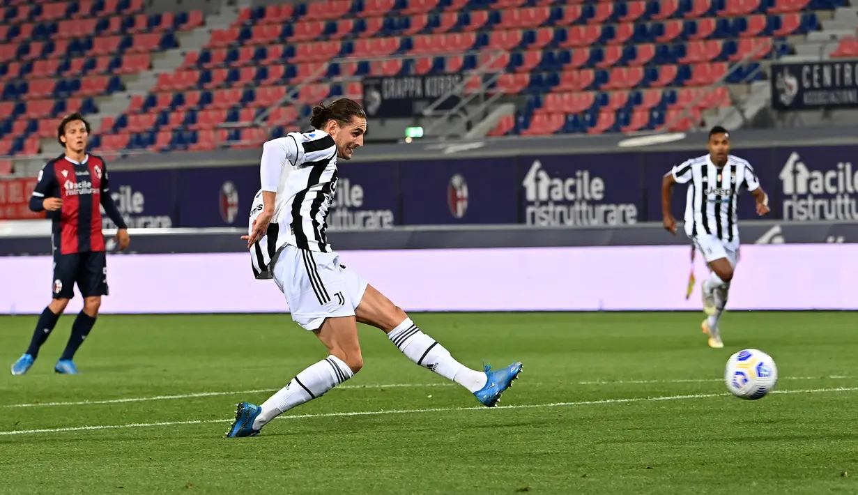 Gelandang Juventus, Adrien Rabiot, menendang bola saat melawan Bologna pada laga Liga Italia di Stadion Renato-Dall'Ara, Minggu (23/5/2021). Juventus menang dengan skor 4-1. (AFP/Andreas Solaro)
