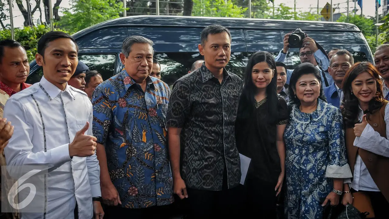 Agus Yudhoyono dan keluarganya tiba di kantor DPP Demokrat