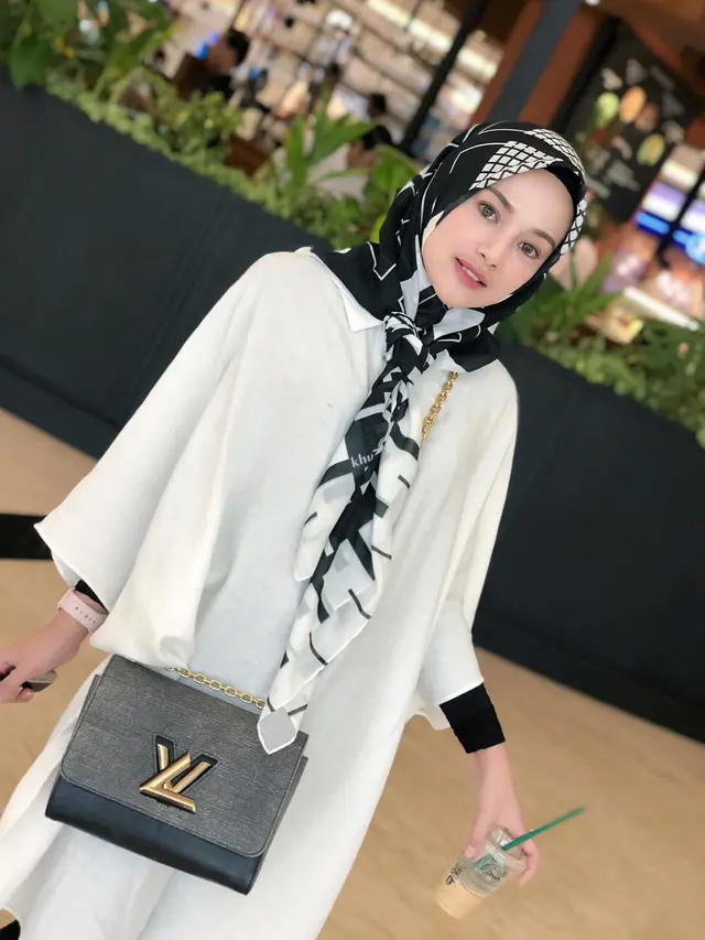 7 Potret Citra Monica saat Pakai Hijab, Curi Perhatian