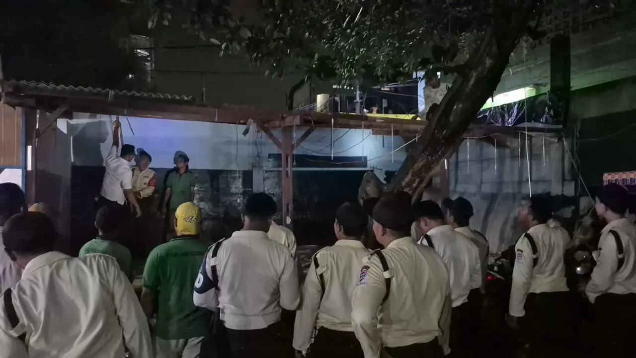 Satu posko milik organisasi masyarakat (ormas) BPPKB Banten dibongkar, pada Rabu malam (14/5/2025).