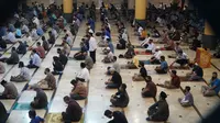Sejumlah warga antusias melaksanakan salat Jumat di Masjid Raya Bandung, Jumat (12/6/2020). Ibadah salat berjamaah ini merupakan yang pertama digelar di Masjid Raya Bandung di masa pandemi Covid-19. (Liputan6.com/Huyogo Simbolon)