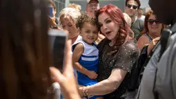Istri mendiang Elvis Presley, Priscilla Presley pada peringatan 40 tahun kematian suaminya di Graceland, Memphis, Tenn, Selasa (16/8). Kematian Presley secara mendadak di usia 42 tahun mengejutkan keluarga dan penggemarnya. (AP Photo/Brandon Dill)