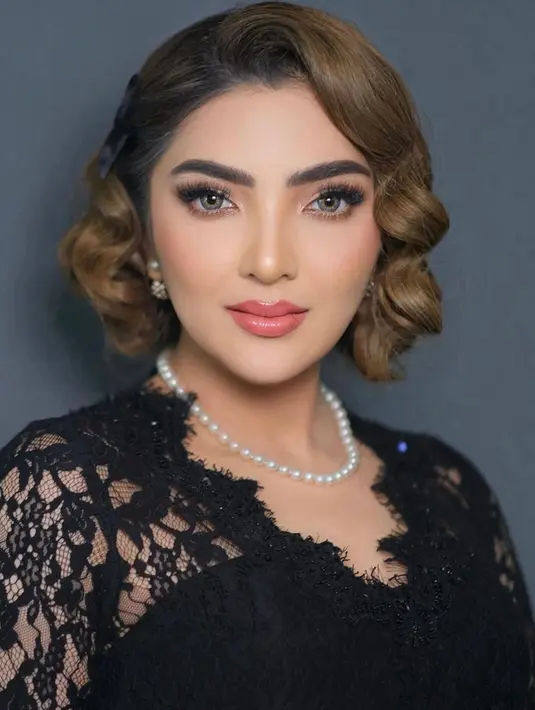 Cantiknya Ashanty di foto ini semakin disempurnakan dengan gaya rambutnya yang bak perempuan Eropa zaman dahulu dan makeup bold, serta sapuan warna lipstik yang terang. [Foto: Instagram/ashanty_ash]