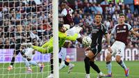 Kiper Arsenal, David Raya, melakukan penyelamatan fantastis saat menghadapi Aston Villa pada lanjutan Liga Inggris 2024/2025 di Villa Park, Minggu (25/8/2024) dini hari WIB. (Adrian DENNIS / AFP)