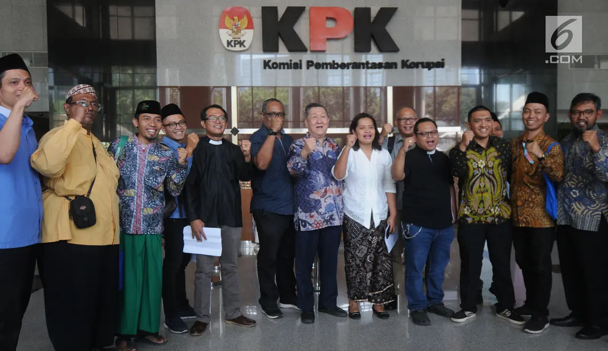 Sejumlah pemuka agama dari berbagai lembaga keumatan berfoto bersama dengan perwakilan pegawai KPK usai menyampaikan pernyataan sikap dukungan terhadap KPK di Jakarta, Selasa (10/9/2019). Mereka menolak usulan revisi Undang-Undang Nomor 30 Tahun 2002 tentang KPK. (merdeka.com/Dwi Narwoko)