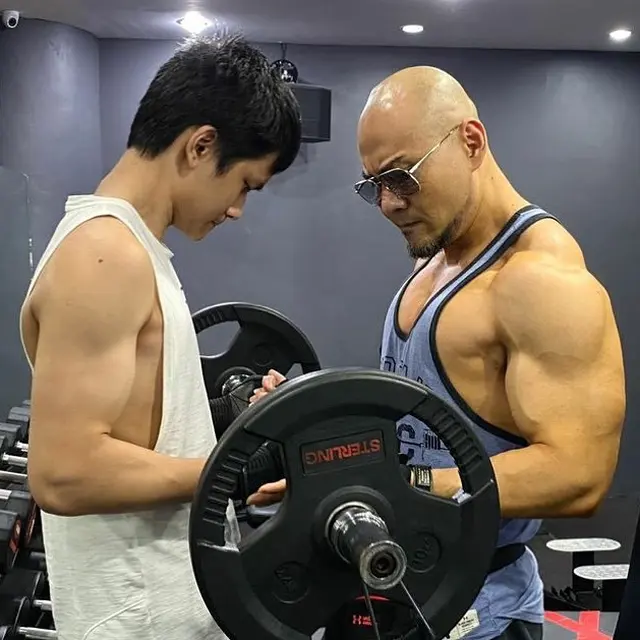 7 Potret Kebersamaan Deddy Corbuzier dan Azka Corbuzier, Kompak