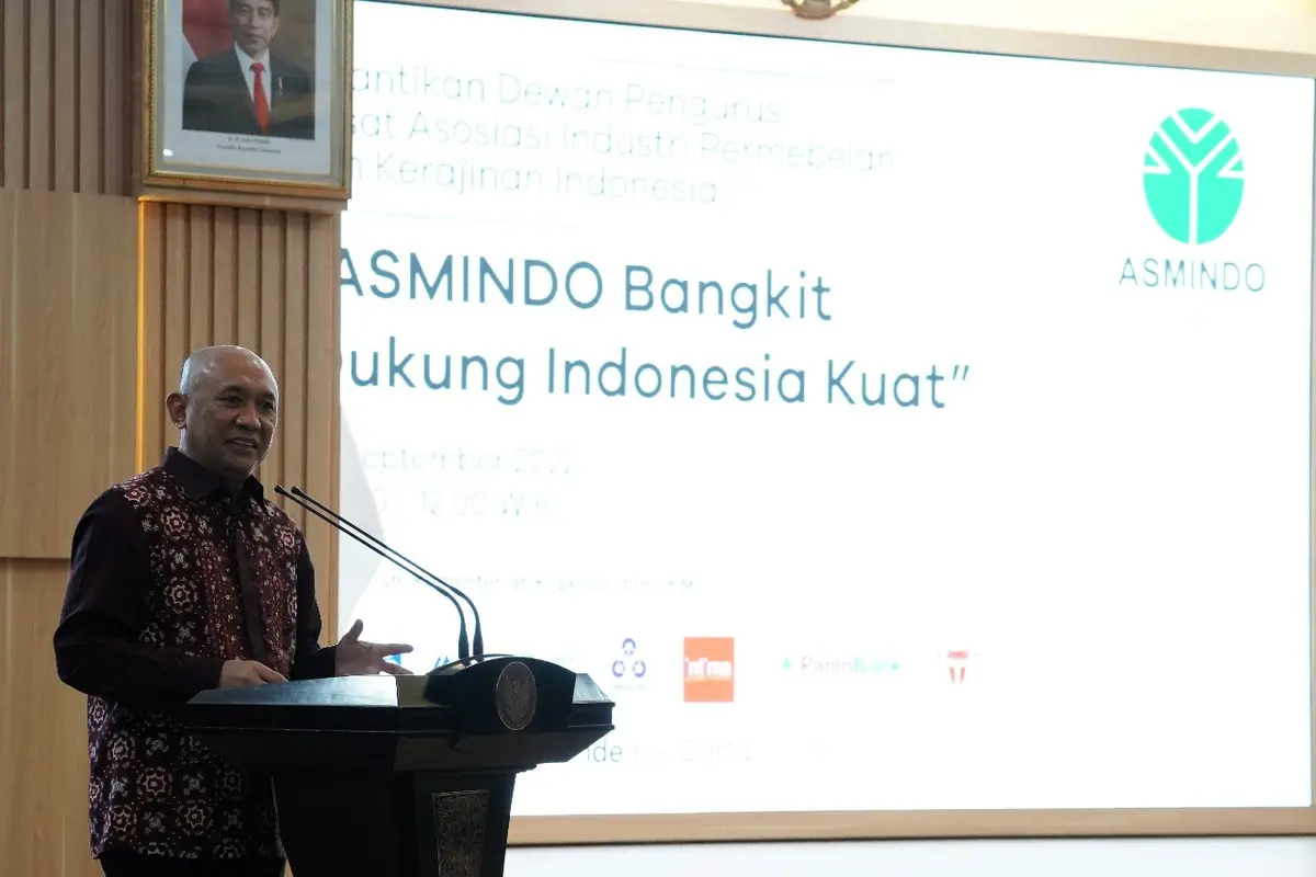 Menteri Koperasi dan UKM Teten Masduki meminta industri furnitur dalam negeri selain dominan di pasar lokal, juga harus mampu bersaing masuk dan menguasai pasar global.