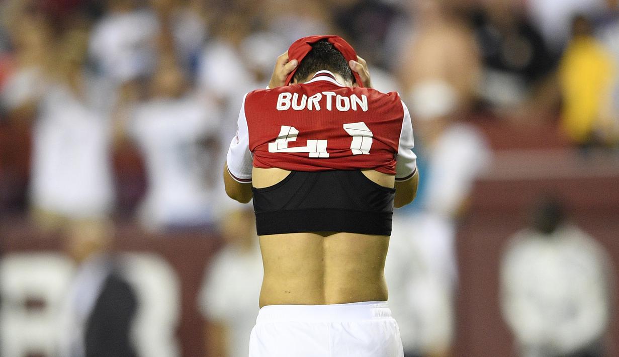 Pemain Arsenal, Robbie Burton  menutupi wajahnya usai gagal mengeksekusi penalti ke gawang Real Madrid pada pertandingan International Champions Cup (ICC) 2019 di FedExField, Landover, Maryland (24/7/2019). Madrid menang adu penalti atas Arsenal 3-2 (2-2). (AP Photo/Nick Wass)