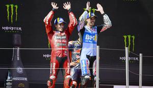 Marc Marquez dan Alex Marquez di atas podium Main Race MotoGP Catalunya 2025. (Josep LAGO / AFP)