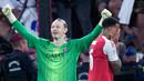 Pemain Arsenal, Gabriel Magalhaes, tak mampu menutupi kekecewaan setelah gagal mengeksekusi penalti dalam adu tos-tosan yang berujung pada kekalahan The Gunners dari Paris Saint-Germain (PSG) pada final Liga Champions 2025/2026 di Stadion Puskas Arena, Sabtu (30/5/2026). (AP Photo/Petr Josek)