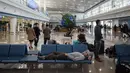 Foto pada 17 April 2017 terlihat para pelancong menunggu jadwal keberangkatan pesawat mereka di bandara Pyongyang, Korea Utara.  (Ed JONES/AFP)