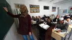 Seorang guru saat mengajar di kelas mahasiswa China Hui Muslim di Institut Islam di Yinchuan Ningxia, Provinsi Ningxia utara China (22/9/2015). Kampus ini memiliki slogan "Cinta negara, cinta agama" yang terpampang di pintu masuk. (AFP PHOTO/GOH CHAI HIN)