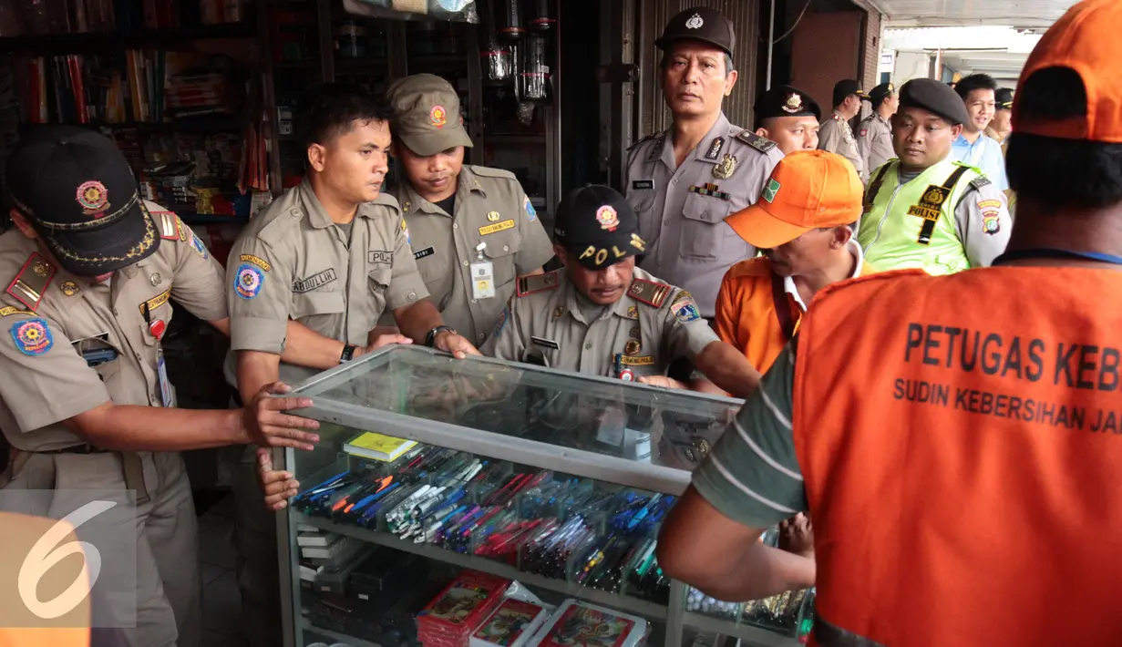 Pemprov DKI Jakarta bersama Polda Metro Jaya melakukan pembongkaran sebanyak 40 ruko di Kavling 36 Pasar Benhil, Jakarta, (29/8/2015). Pembongkaran dilakukan berdasarkan putusan PTUN Jakarta yang memenangkan PD Pasar Jaya. (Liputan6.com/Gempur M Surya)
