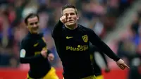 Striker Atletico Madrid Kevin Gameiro merayakan gol ke gawang Sporting Gijon pada laga di El Molinon, Gijon, Sabtu (18/2/2017). (AFP/Miguel Riopa)