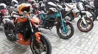 Dari 200 bikers yang berasal dari 57 klub motor V-Ixion se-Jabodetabek, terselip komunitas V-Ixion Japstyle Indonesia.
