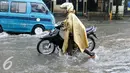 Pengedara motor mendorong motornya yang mogok akibat menerobos banjir di jalan Depok, Jumat (12/2). Badan Meteorologi, Klimatologi, dan Geofisika (BMKG) menyatakan bahwa Indonesia akan memasuki puncak musim hujan. (Liputan6.com/Yoppy Renato)