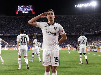 Rafael Borre mampu menjawab kepercayaan Oliver Glasner yang memainkannya menjadi starter pada laga final tersebut. Pemain asal Kolombia itu berhasil mencetak gol penyeimbang yang membuat laga harus berlanjut ke extra time hingga babak tostosan. Selain itu, Borre juga sukses menjadi penentu kemenangan saat ditunjuk sebagai algojo terakhir Eintracht Frankfurt dalam adu penalti. (AFP/Cristina Quicler)