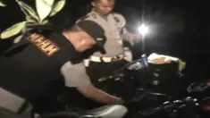 Rombongan Karang Taruna di Baubau, Sultra, yang sedang latihan baris berbaris ditabrak pengendara motor.