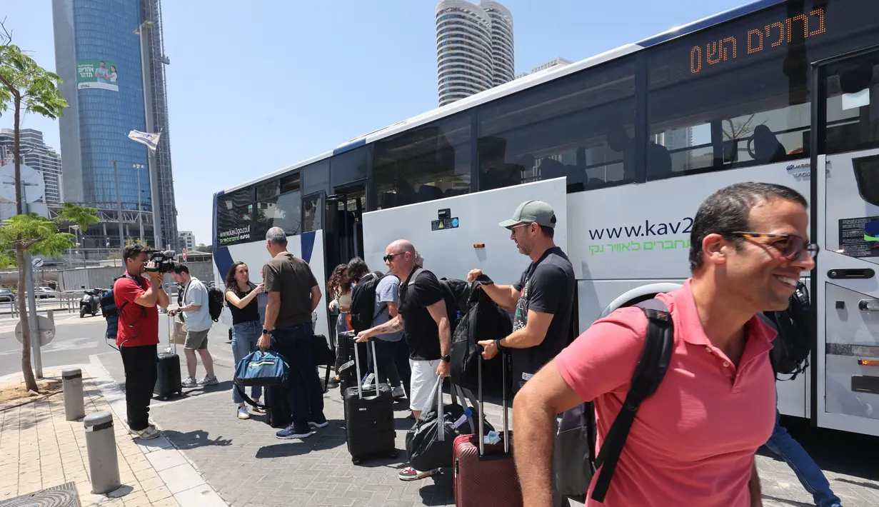 Pesawat pertama yang membawa pulang warga-warga Israel yang terdampar di luar negeri akibat pembatalan penerbangan—imbas konflik dengan Iran—mendarat di Bandara Ben Gurion pada Rabu (18/6/2025) waktu setempat. (GIL COHEN-MAGEN/AFP)