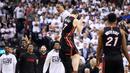 Miami Heat guard Goran Dragic (7) merayakan kemenangan bersama Gerald Green (14) usai melawan Toronto Raptors pada NBA Playoffs di Air Canada Centre, Toronto, Selasa (3/5/2016). Heat menang 102-96. (Reuters/Mandatory/Dan Hamilton-USA TODAY Sports)