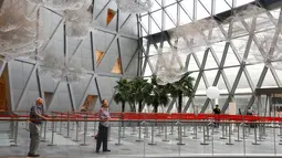 Pengunjung mengamati instalasi seni di Jewel Changi Airport, Singapura, 11 April 2019. Bandara  yang dirancang oleh arsitek kelas dunia Moshe Safdie ini menyuguhkan desain multidimensi yang unik. (REUTERS/Feline Lim)