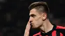 Striker AC Milan, Krzysztof Piatek, merayakan gol yang dicetaknya ke gawang Empoli pada laga Serie A di Stadion San Siro, Milan, Jumat (22/2). Milan menang 3-0 atas Empoli. (AFP/Marco Bertorello)