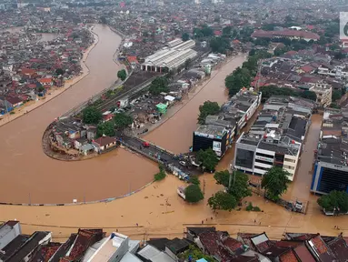 Pemandangan aerial suasana luapan sungai Ciliwung yang menggenangi Jalan Jatinegara Barat, Jakarta Timur, Selasa (6/2). Genangan tersebut membuat lalu lintas Jalan Jatinegara Barat terputus. (Liputan6.com/Arya Manggala)