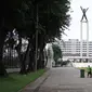 Petugas kebersihan membersihkan Taman Lapangan Banteng terlihat di Jakarta, Minggu (20/9/2020). Seluruh taman kota dan hutan kota ditutup kembali untuk sementara terkait pemberlakuan PSBB total di Jakarta guna menekan penyebaran virus covid-19. (Liputan6.com/Immanuel Antonius)