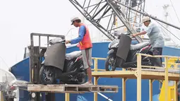Pekerja menurunkan sepeda motor untuk di kirim ke daerah melalui jalur laut di Pelabuhan Sunda Kelapa,Jakarta, Jumat (9/10/2015). Data penjualan motor pada Agustus 2015 mencapai 645.997 unit mengalami penurunan pada September. (Liputan6.com/Angga Yuniar)