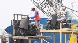 Pekerja menurunkan sepeda motor untuk di kirim ke daerah melalui jalur laut di Pelabuhan Sunda Kelapa,Jakarta, Jumat (9/10/2015). Data penjualan motor pada Agustus 2015 mencapai 645.997 unit mengalami penurunan pada September. (Liputan6.com/Angga Yuniar)