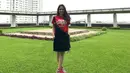 Gaya penampilan Tissa Biani satu ini memadupadankan dengan rok denim. Bahkan sneakers yang dikenakan Tissa ini pun diserasikan dengan warna kaus yang tengah dikenakan. (Liputan6.com/IG/tissabiani)