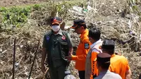 Wabup Garut Helmi Budiman, saat menemani Kepala Badan Nasional Penanggulangan Bencana (BNPB) dalam pengecekan daerah terdampak banjir di blok Dayeuhandp, Kecamatn Garut Kota, Garut. Selasa (19/7/2022). (Liputan6.com/Jayadi Supriadin)