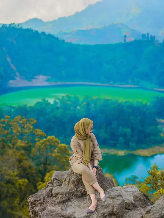 Woro Widowati memiliki akun Instagram @worow0ro. Akun IG Woro saat ini sudah memiliki 574 ribu followers. Banyak foto kece yang diunggah Woro Widowati di Instagram seperti saat ia bergaya kece di spot Instagramble dataran tinggi Dieng. (Liputan6.com/IG/@worow0ro)