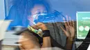 Petenis wanita peringkat tiga dunia, Naomi Osaka kembali ke hotel untuk menjalani karantina selama dua minggu usai menjalani latihan di Melbourne, Senin (18/1/2021). (Foto: AFP/William West)