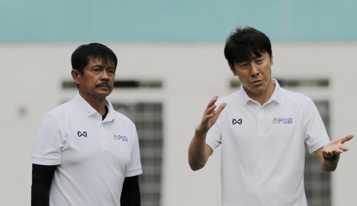 Manajer pelatih Timnas Indonesia, Shin Tae-yong didampingi Indra Sjafri, saat latihan Timnas U-19 di Stadion Wibawa Mukti, Senin (13/1/2020). Pria asal Korsel ini menjadi supervisi untuk Timnas Indonesia senior, U-22, U-20, dan U-16. (Bola.com/M Iqbal Ichsan)