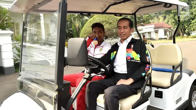 Naik Mobil Golf, Jokowi Ajak Zohri Keliling Istana Bogor
