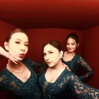 Lihat di sini tampilan bridesmaid super cantik Enzy Storia, Yuki Kato, dan Jessica Mila di permikahan Febby Rastanty. [@enzystoria].