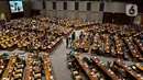 Suasana rapat paripurna ke-11‬‬ masa persidangan 2 tahun 2019-2020 di Kompleks Parlemen, Senayan, Kamis (27/2/2020). DPR mengesahkan I Dewa Kade Wiarsa Raka Sandi menjadi komisioner KPU periode 2017-2022 menggantikan Wahyu Setiawan yang terjerat kasus suap. (Liputan6.com/Johan Tallo)